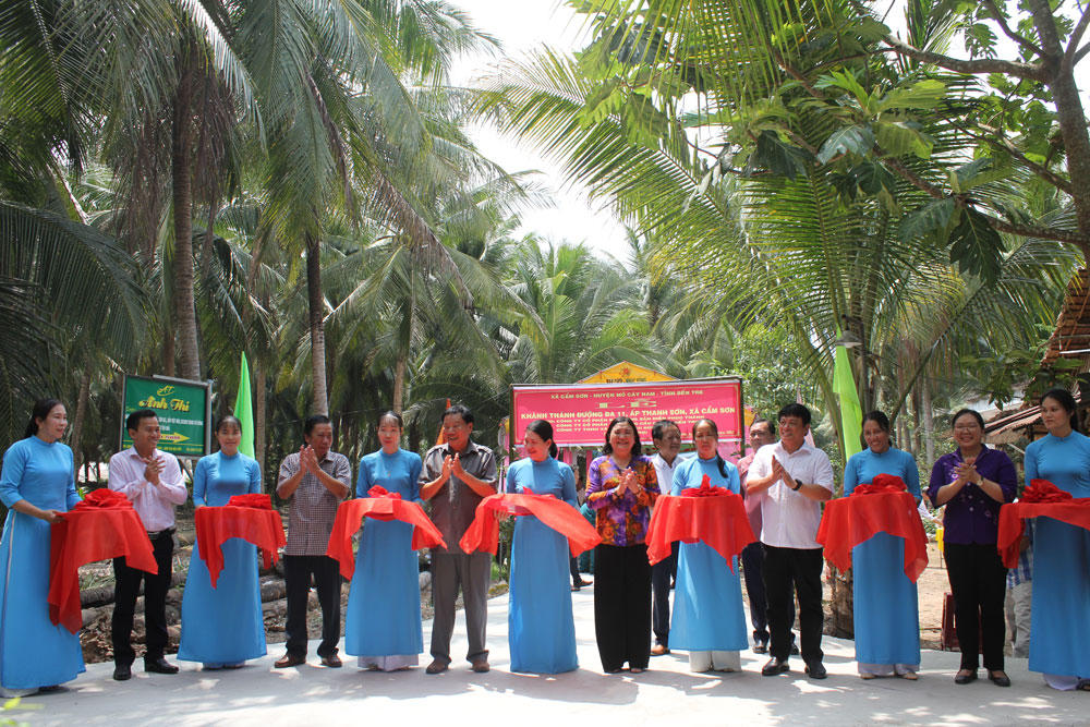 Lễ khởi công và khánh thành công trình giao thông nông thôn tại Mỏ Cày Nam