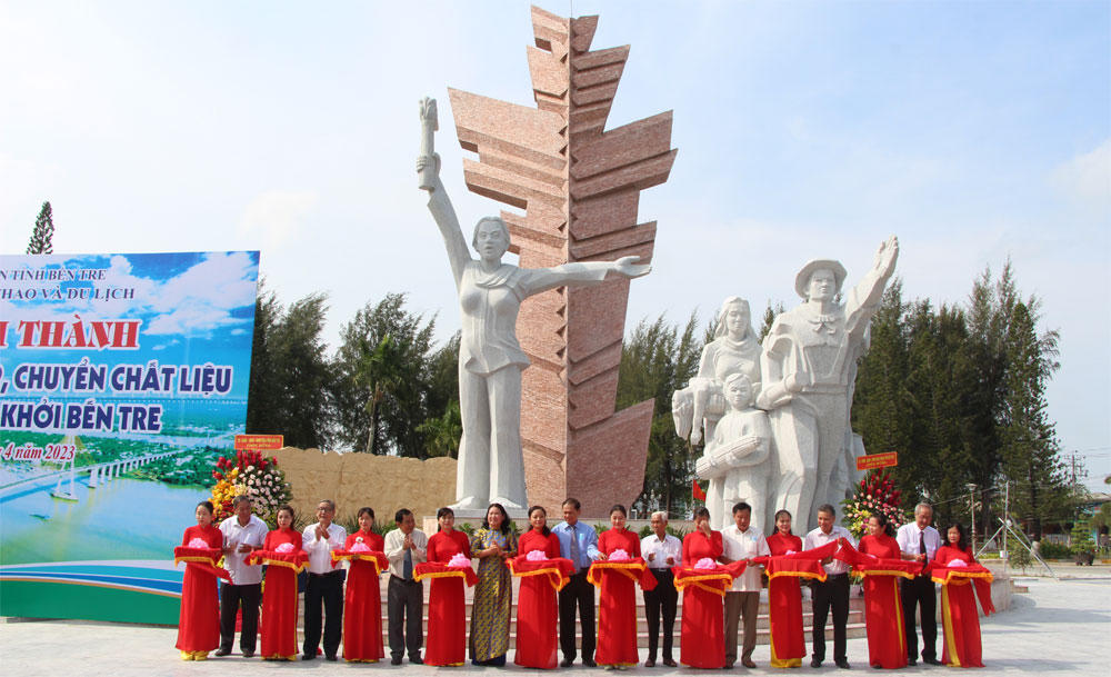 Khánh thành công trình nâng cấp, chuyển chất liệu tượng đài Đồng Khởi