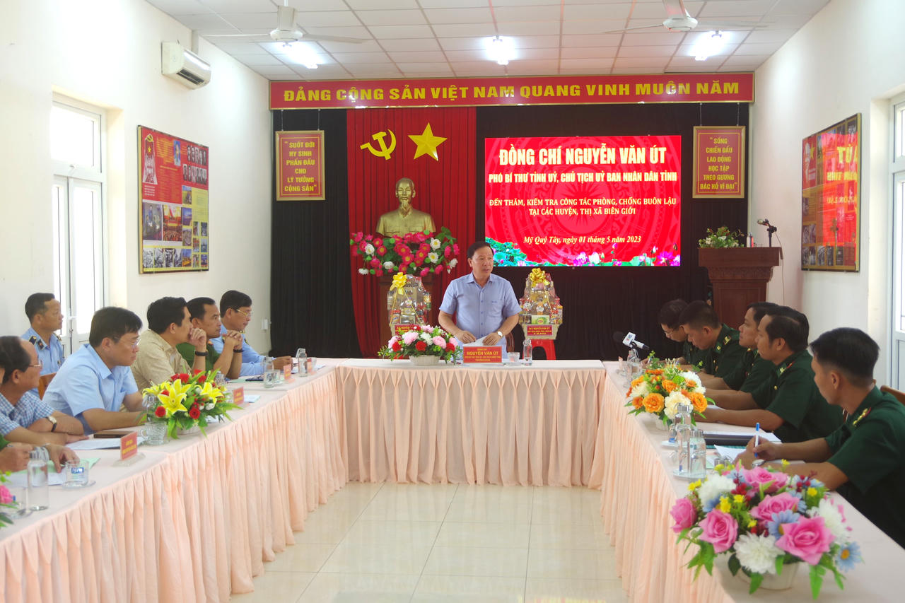 Chủ tịch UBND tỉnh Long An kiểm tra công tác phòng, chống buôn lậu biên giới