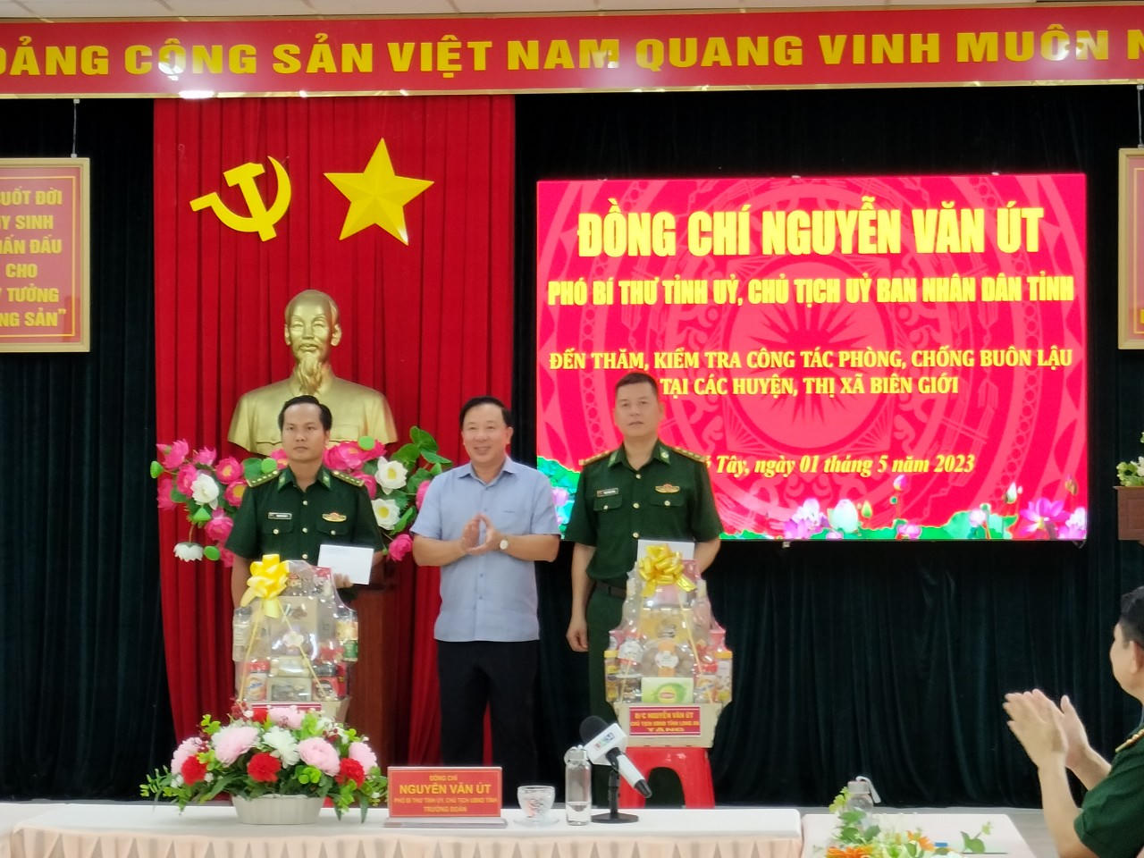 Chủ tịch UBND tỉnh Long An kiểm tra công tác phòng, chống buôn lậu biên giới