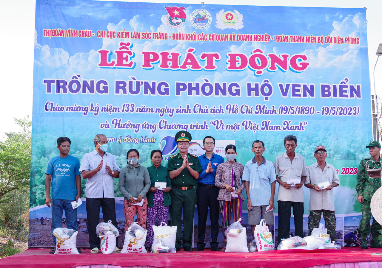 Phát động trồng rừng phòng hộ ven biển Sóc Trăng