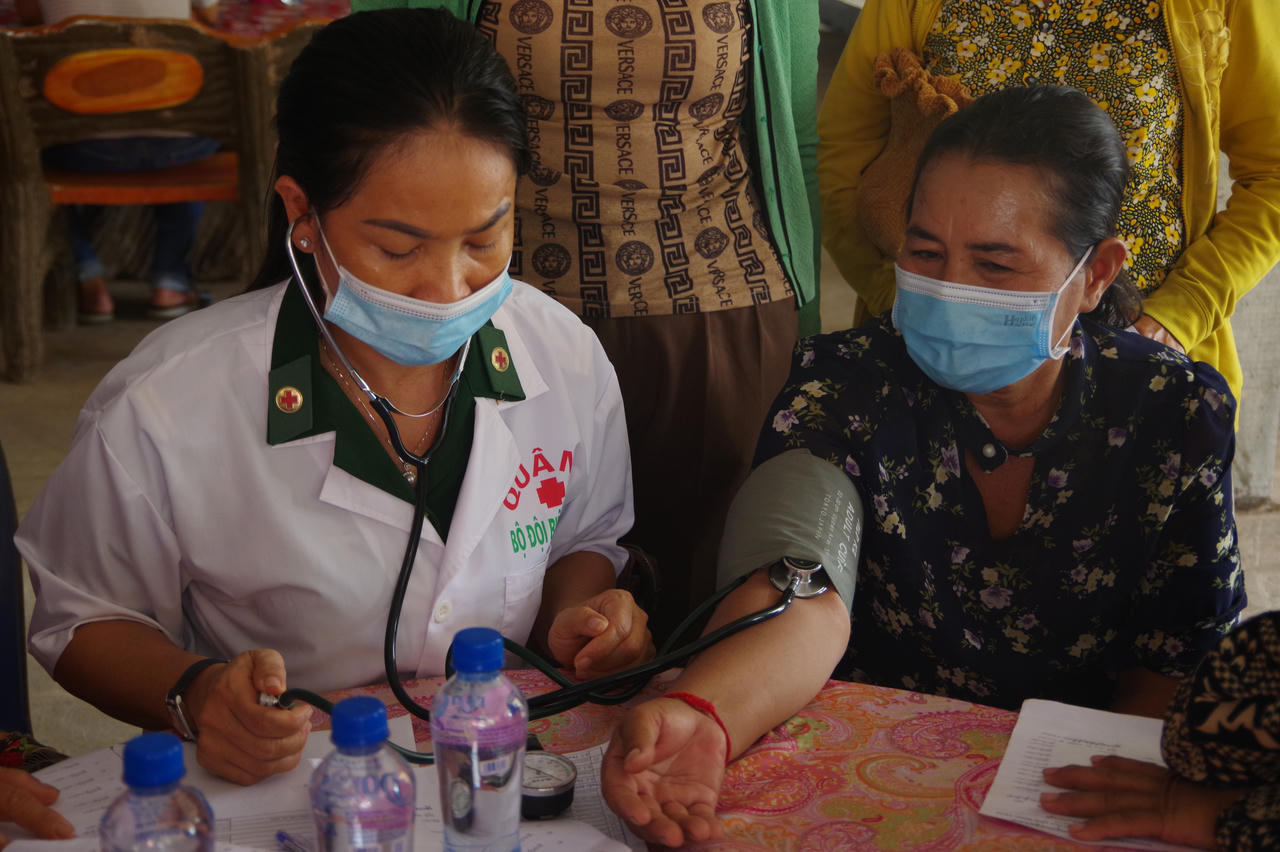 Khám bệnh kết hợp tuyên truyền pháp luật cho người dân vùng biên giáp Đồng Tháp