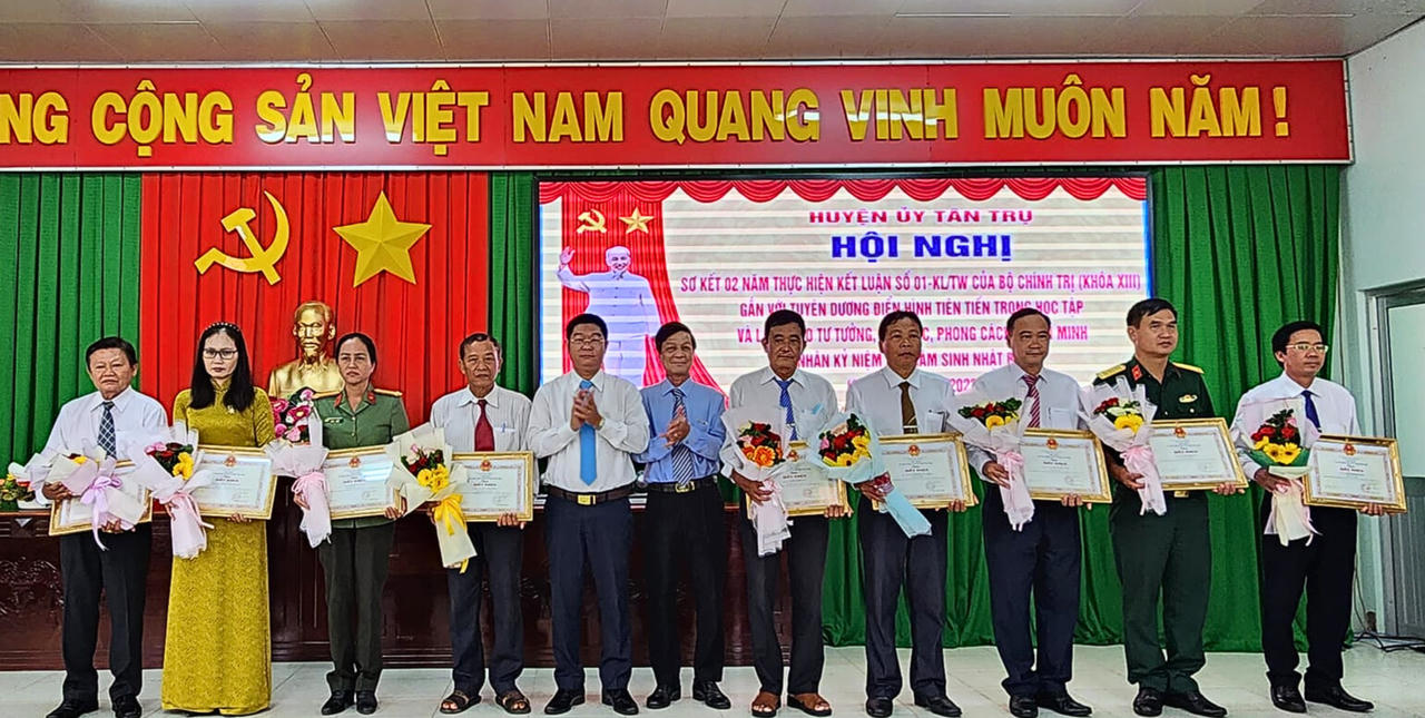 Tân Trụ (Long An) biểu dương gương điển hình học tập và làm theo gương Hồ Chí Minh