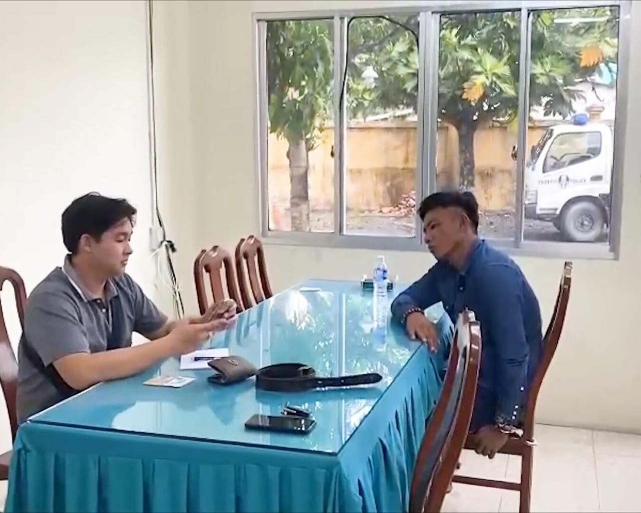 Công an Tiền Giang dùng xe khách và xe container chặn bắt ô tô chở nhóm trộm xe