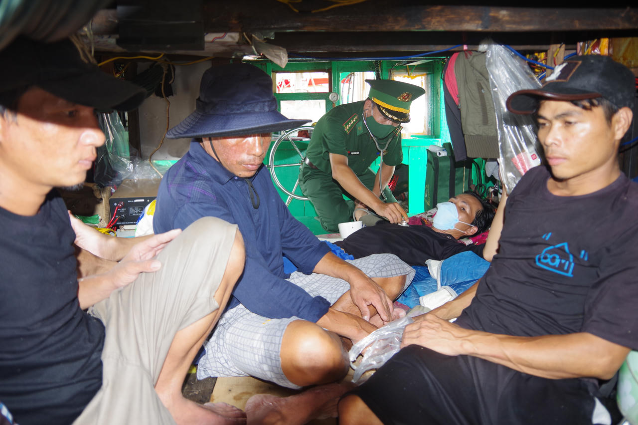 Biên phòng Sóc Trăng tiếp nhận 5 ngư dân bị nạn trôi dạt trên biển