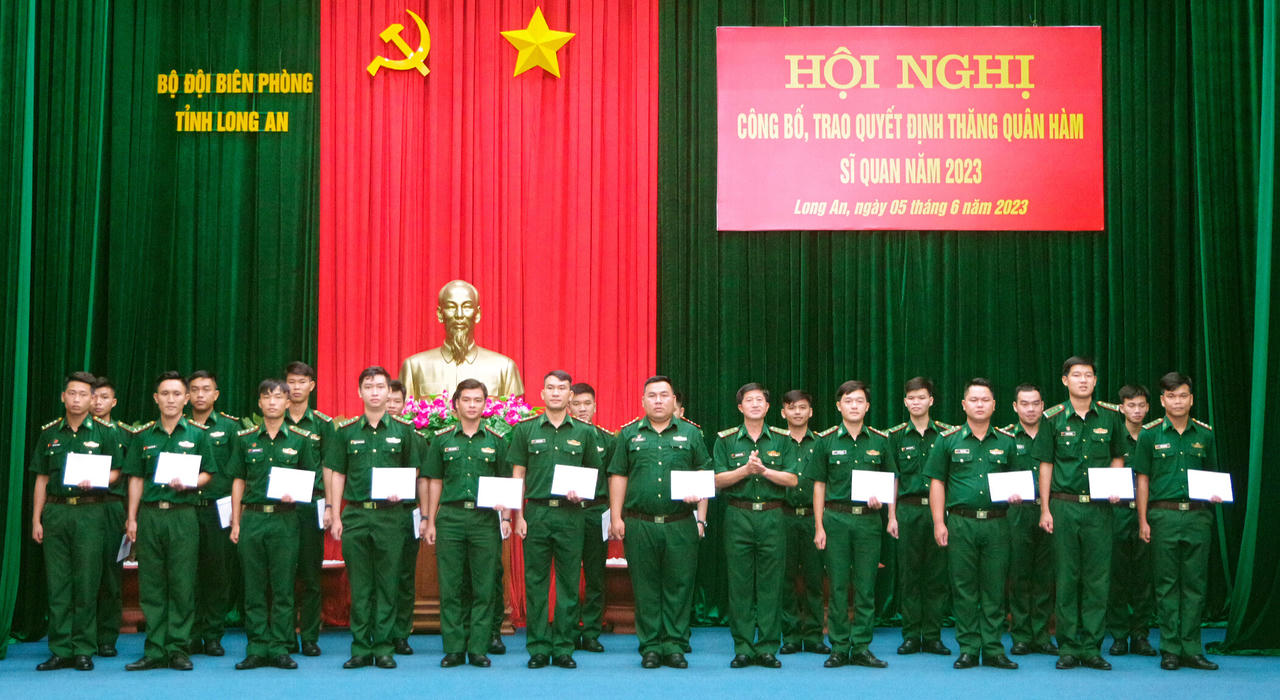Hàng trăm sĩ quan BĐBP phía Nam được trao quyết định thăng quân hàm