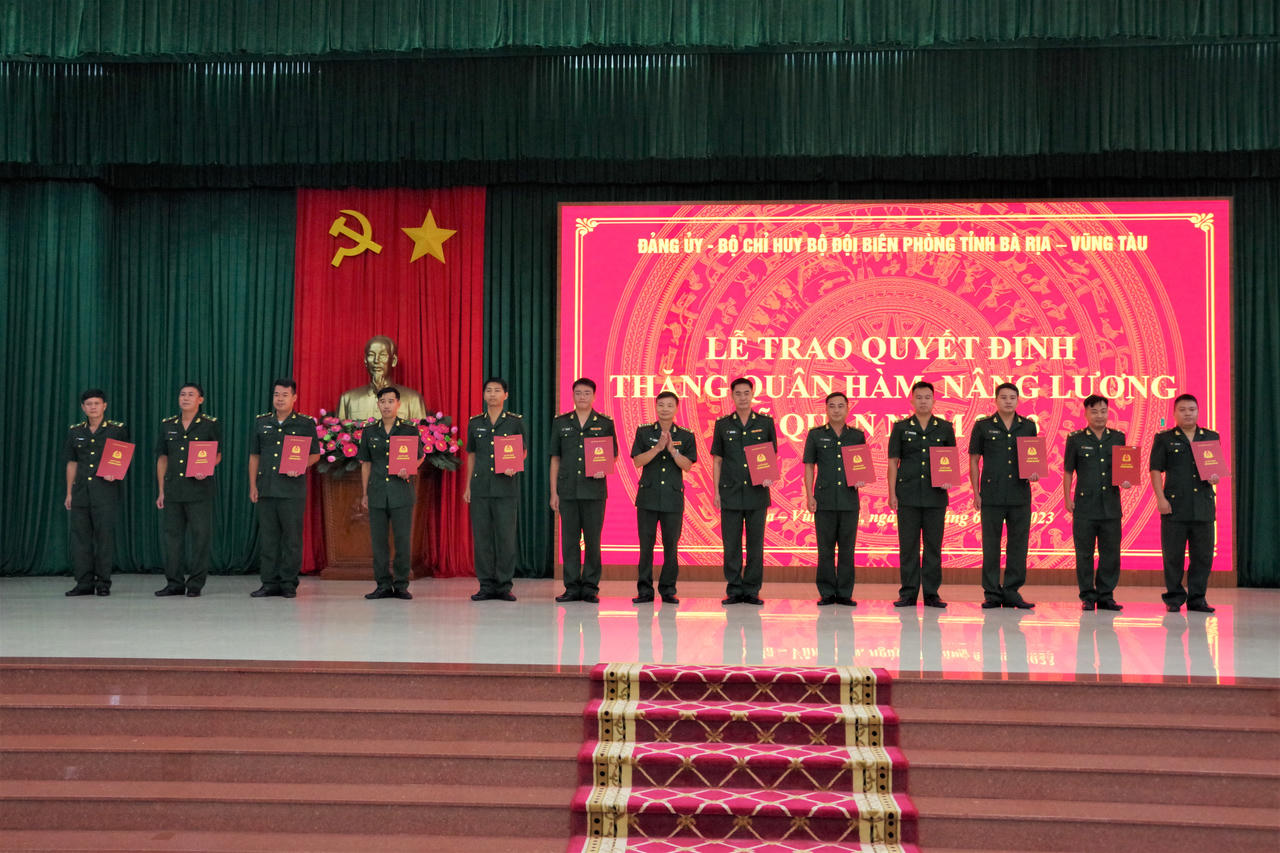 Hàng trăm sĩ quan BĐBP phía Nam được trao quyết định thăng quân hàm