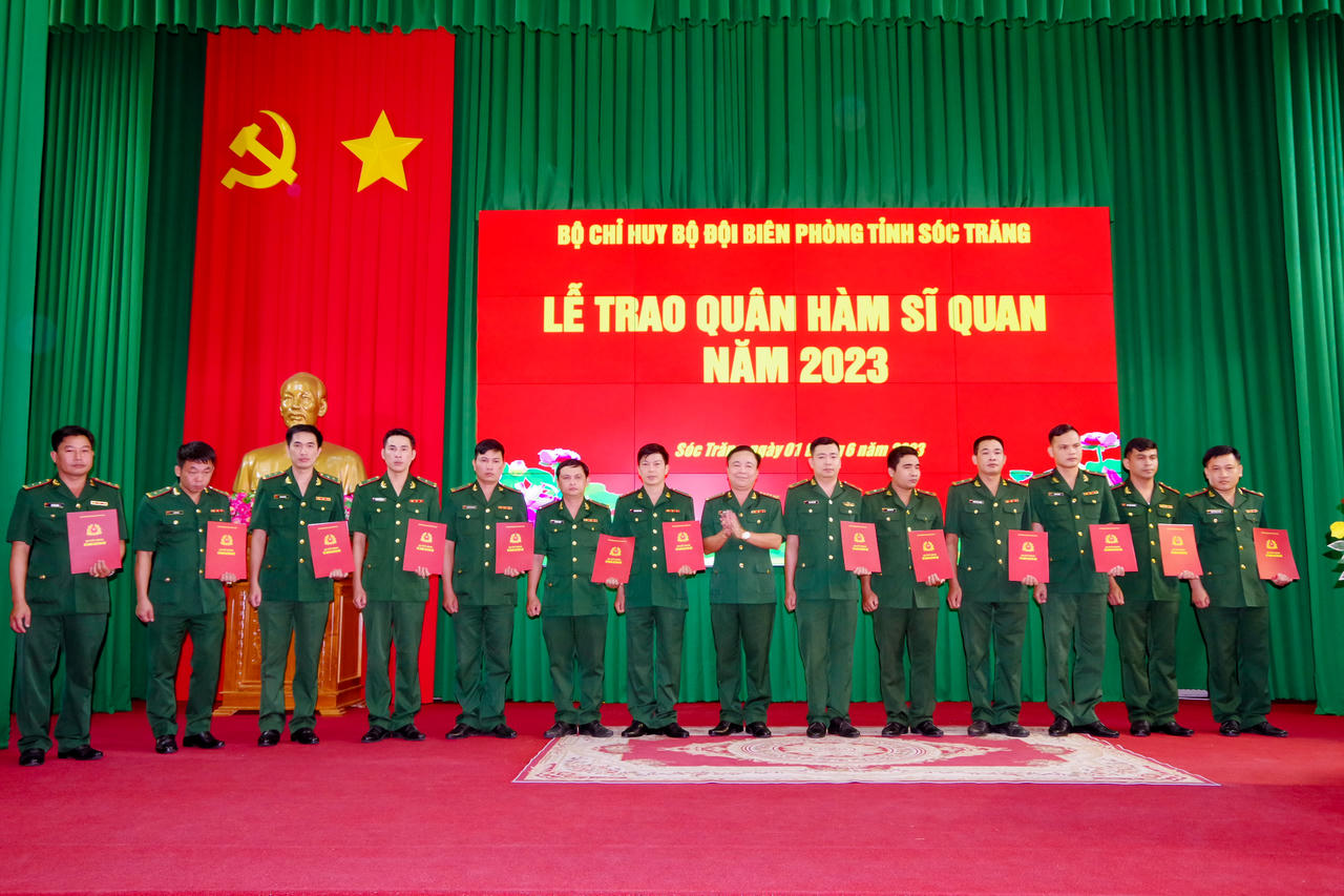 Hàng trăm sĩ quan BĐBP phía Nam được trao quyết định thăng quân hàm
