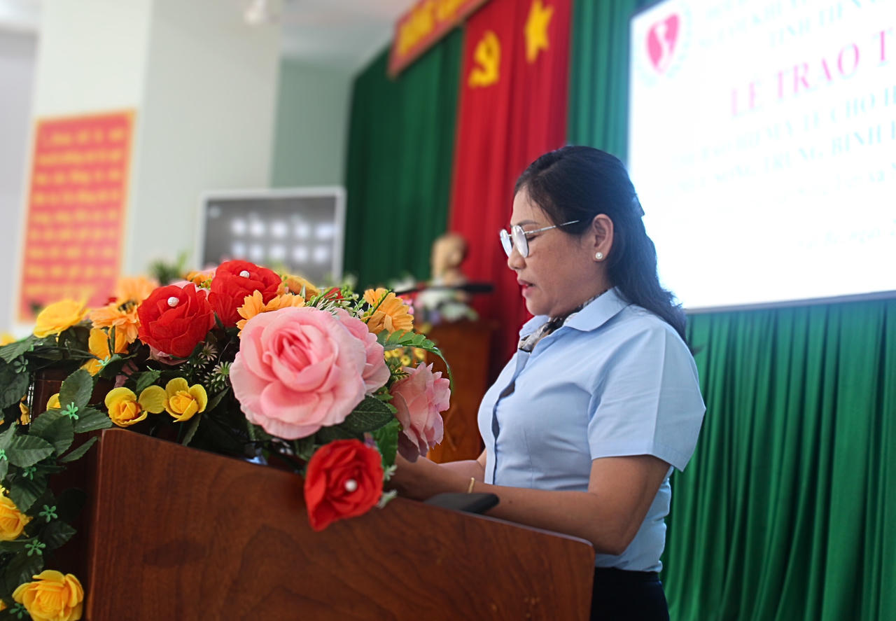 Trao tặng thẻ BHYT cho các hộ gia đình có mức sống trung bình ở Tiền Giang