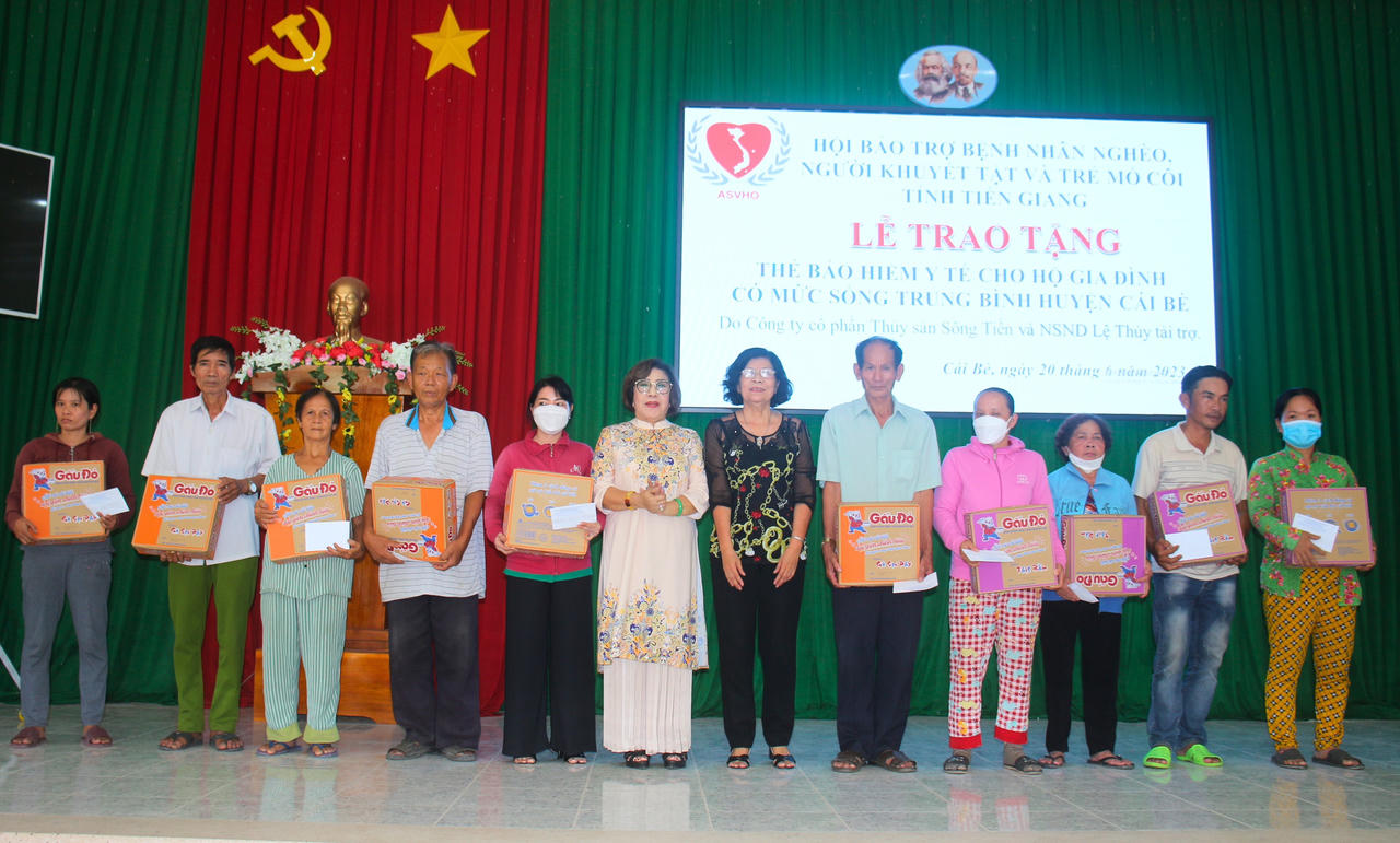 Trao tặng thẻ BHYT cho các hộ gia đình có mức sống trung bình ở Tiền Giang