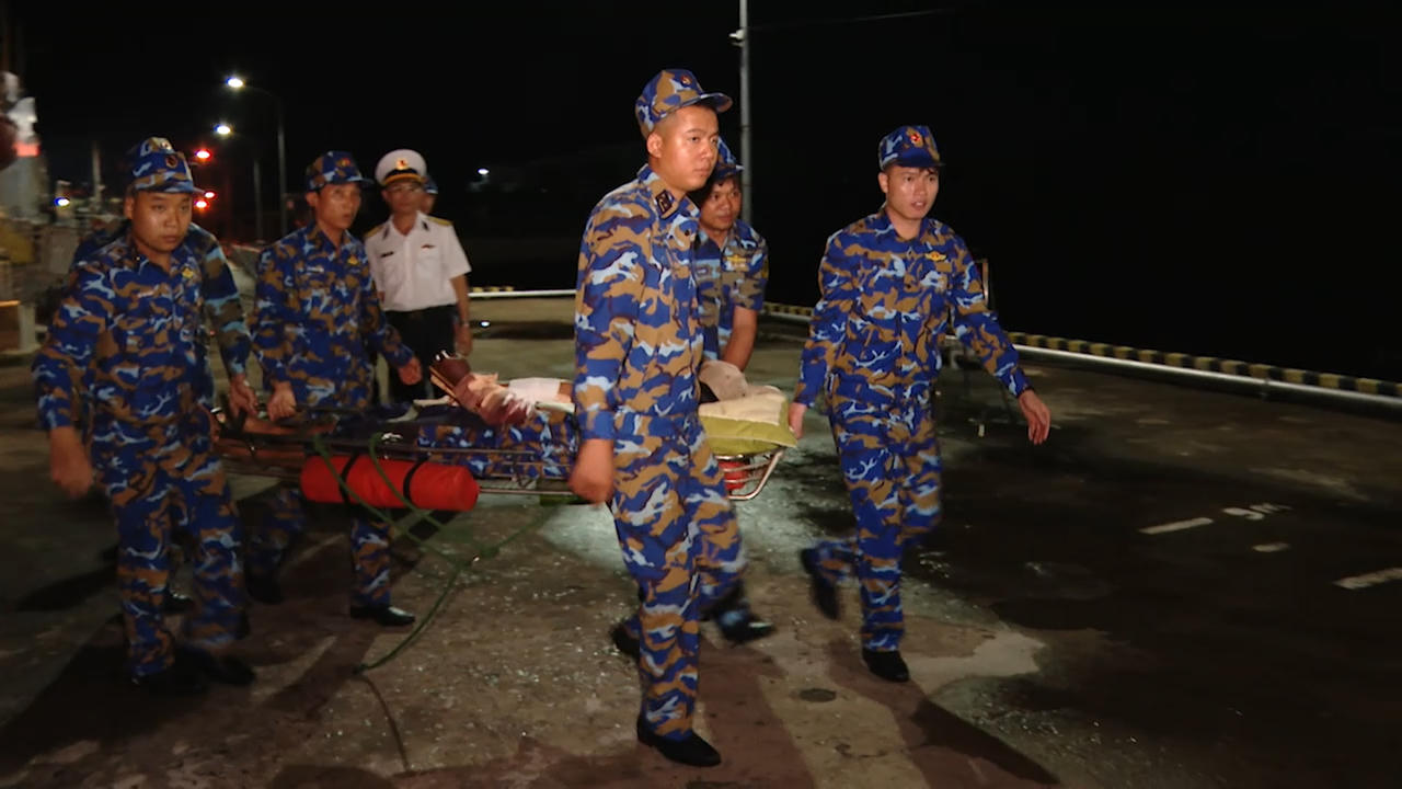 Cứu ngư dân bị tai nạn đa chấn thương trên biển