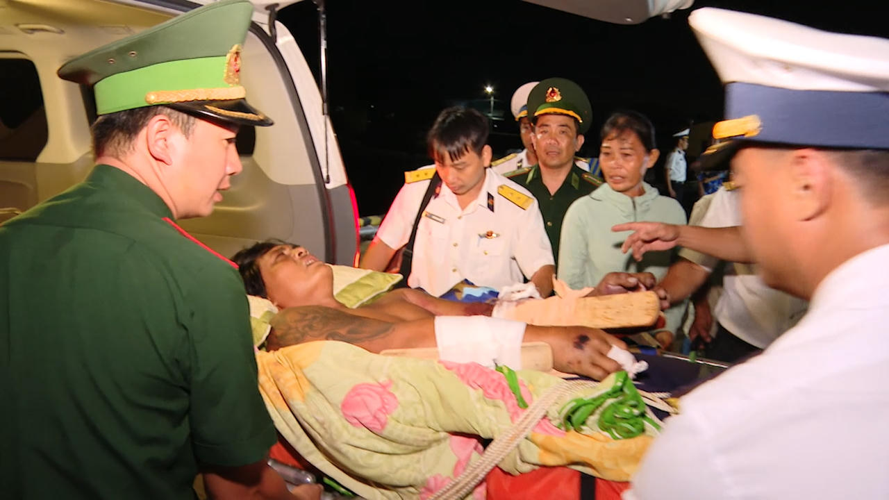 Cứu ngư dân bị tai nạn đa chấn thương trên biển