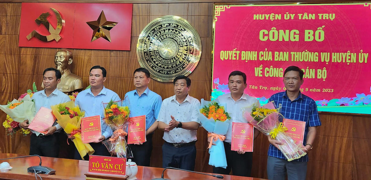Huyện Tân Trụ công bố các quyết định về công tác cán bộ