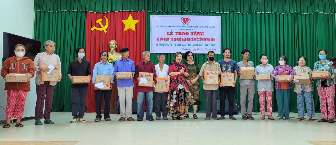 Trao tặng thẻ BHYT cho các hộ gia đình có mức sống trung bình ở Tiền Giang