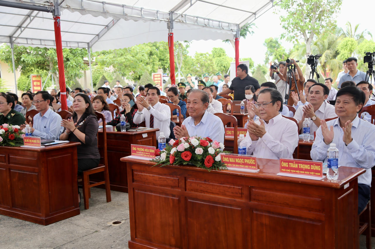 Cùng ngư dân thắp sáng đèn trên biển tại tỉnh Bến Tre