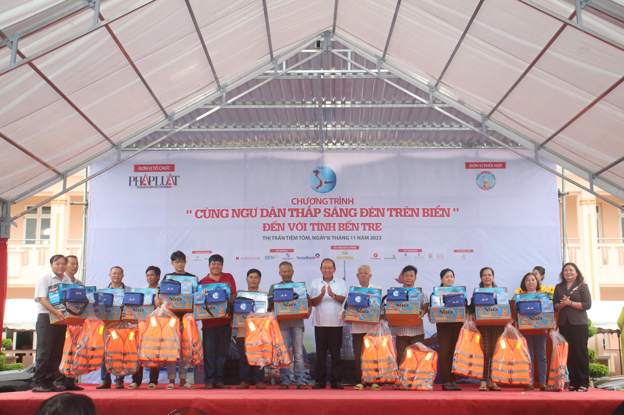 Cùng ngư dân thắp sáng đèn trên biển tại tỉnh Bến Tre