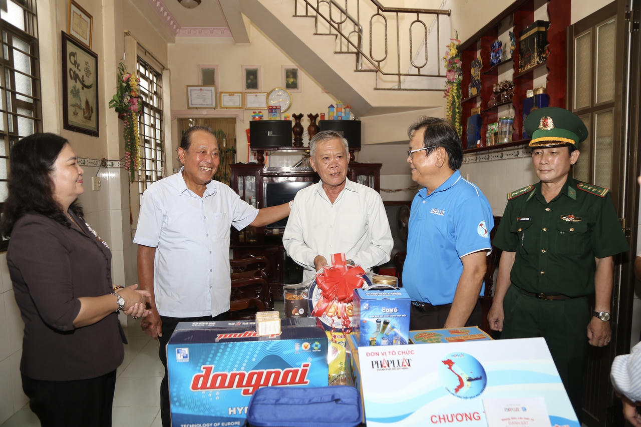 Cùng ngư dân thắp sáng đèn trên biển tại tỉnh Bến Tre