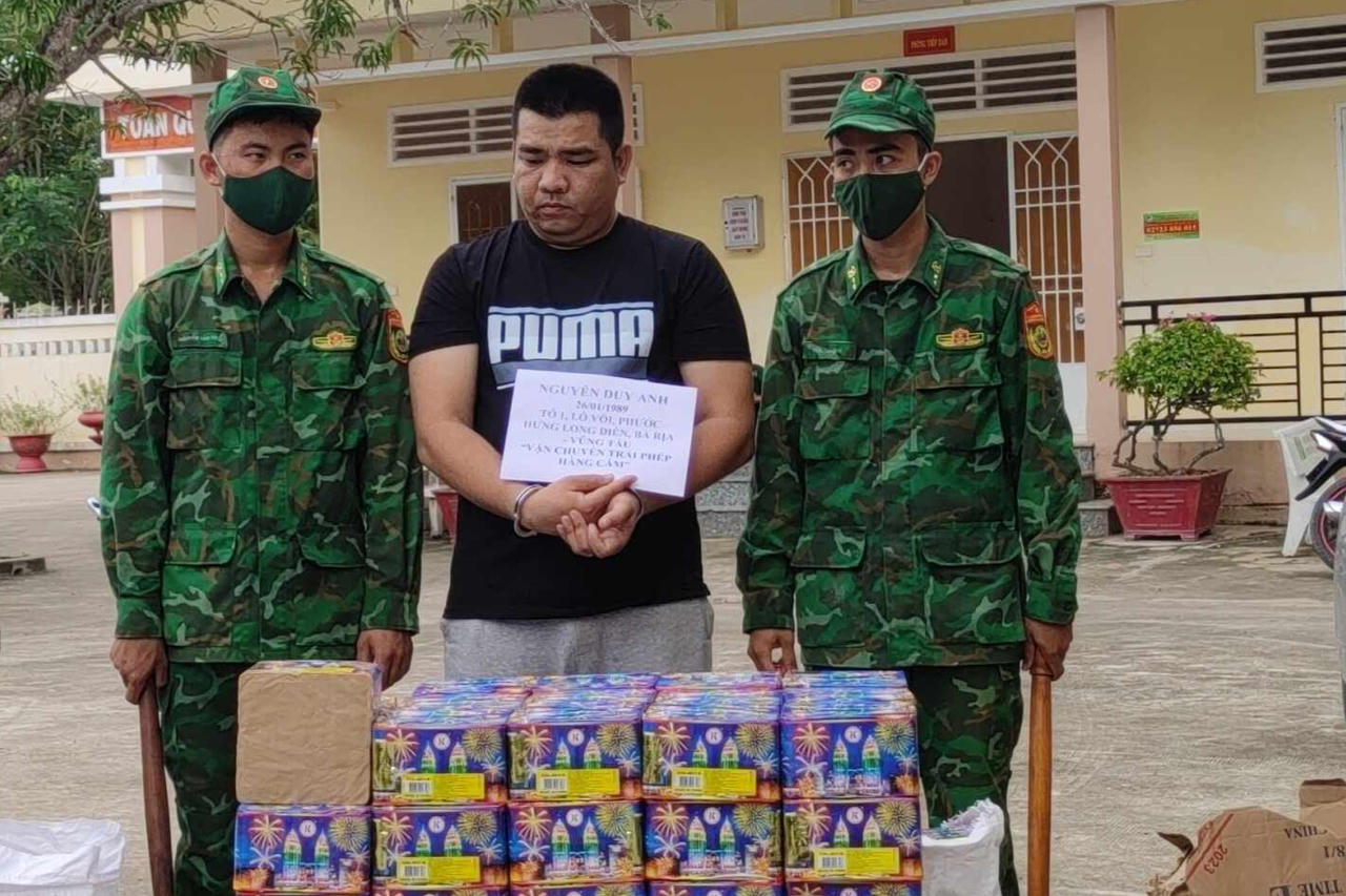 Long An: Bắt đối tượng sử dụng ô tô vận chuyển 250 kg pháo