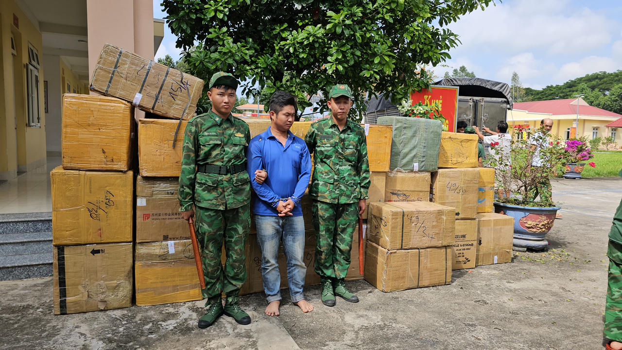 Long An: Bắt giữ 2 vụ vận chuyển pháo lậu