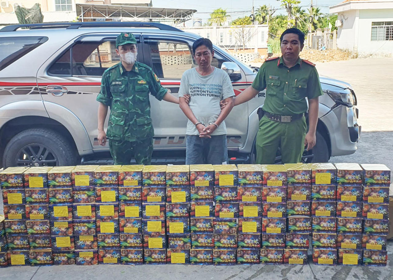 Khởi tố đối tượng cầm đầu đường dây vận chuyển hơn 1,5 tấn pháo lậu