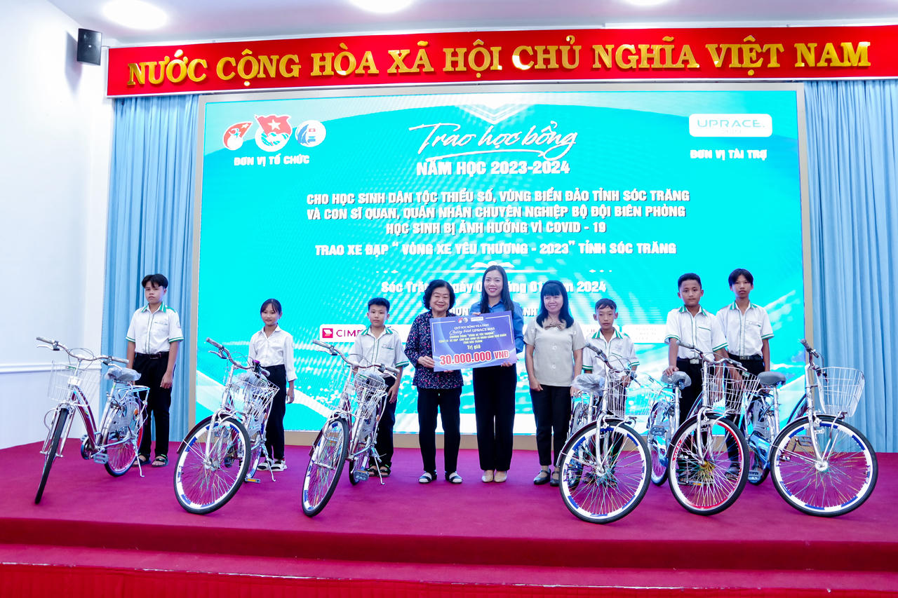 Trao học bổng Vừ A Dính cho học sinh dân tộc thiểu số, vùng biển đảo tỉnh Sóc Trăng