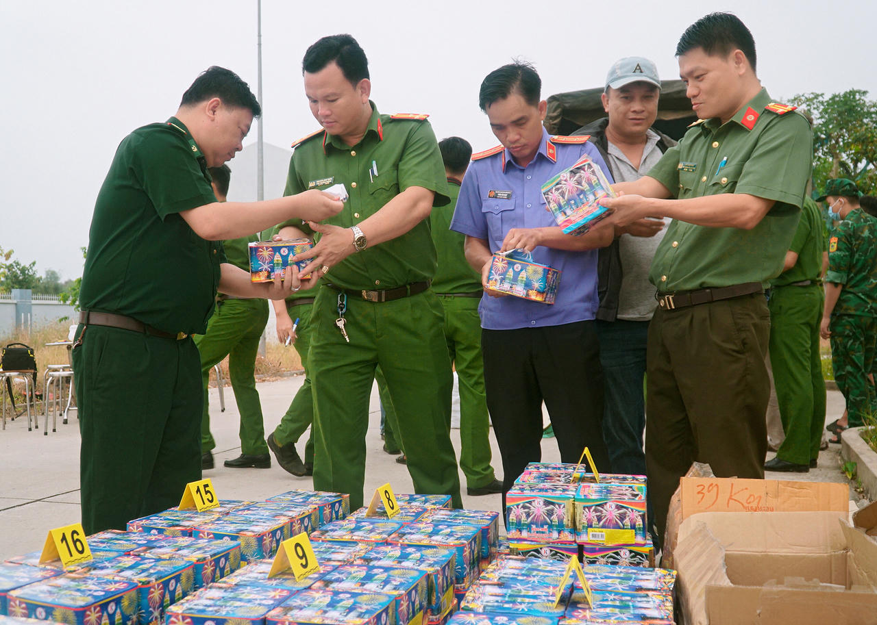 Long An: Bắt hai đối tượng dùng xe tải vận chuyển gần 1 tấn pháo nổ 