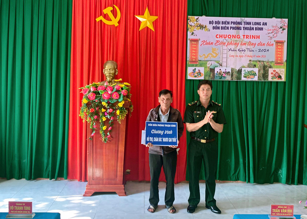 Chương trình “Xuân Biên phòng - Ấm lòng dân bản” thắm tình quân dân nơi biên giới