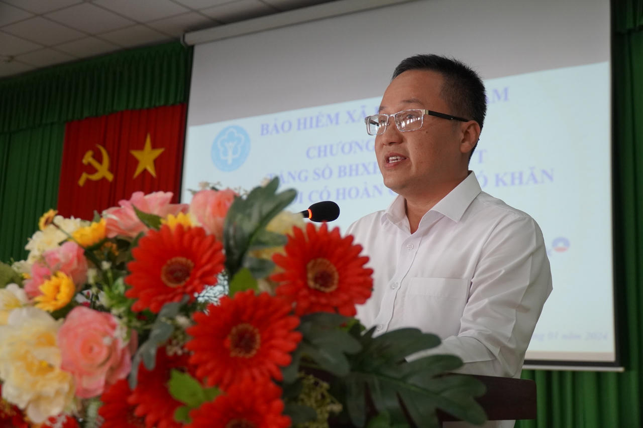 Tặng 40 sổ BHXH và 350 thẻ BHYT cho người dân có hoàn cảnh khó khăn ở Tiền Giang