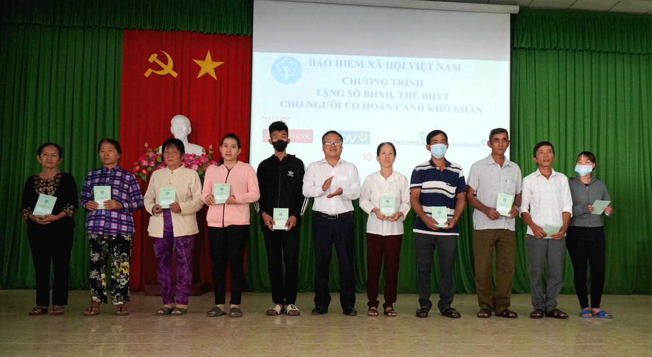 Tặng 40 sổ BHXH và 350 thẻ BHYT cho người dân có hoàn cảnh khó khăn ở Tiền Giang
