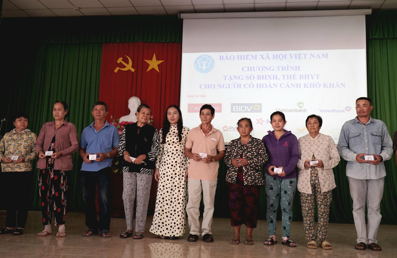 Tặng 40 sổ BHXH và 350 thẻ BHYT cho người dân có hoàn cảnh khó khăn ở Tiền Giang