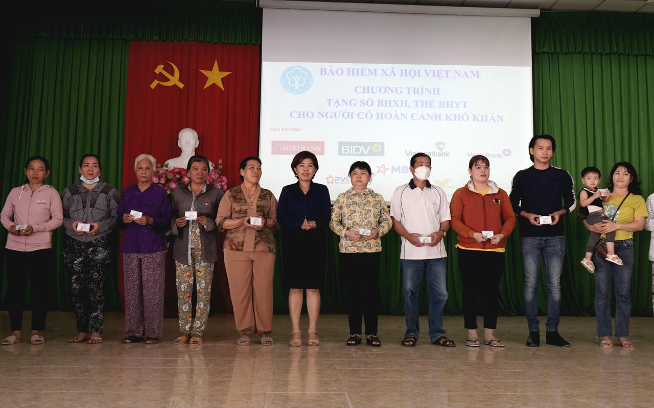 Tặng 40 sổ BHXH và 350 thẻ BHYT cho người dân có hoàn cảnh khó khăn ở Tiền Giang