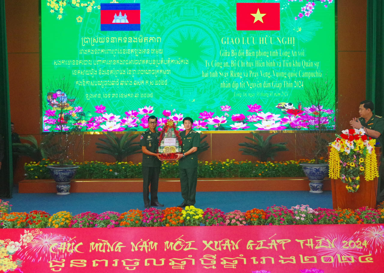 BĐBP Long An giao lưu hữu nghị với lực lượng bảo vệ biên giới Campuchia