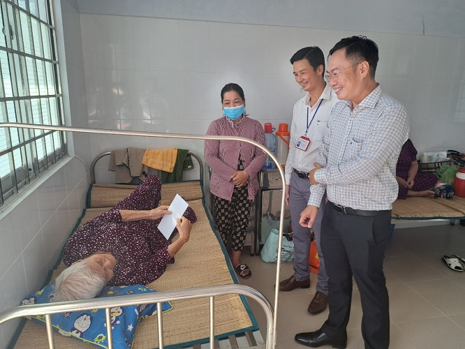 BHXH tỉnh Tiền Giang thăm và tặng quà tết cho bệnh nhân có hoàn cảnh khó khăn