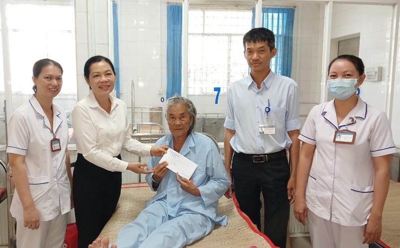 BHXH tỉnh Tiền Giang thăm và tặng quà tết cho bệnh nhân có hoàn cảnh khó khăn