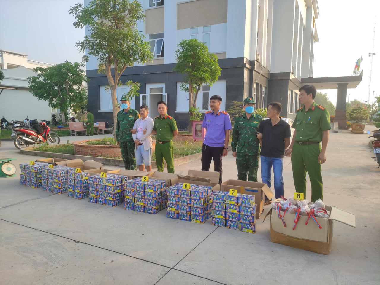 Bắt giữ hai đối tượng vận chuyển gần 300kg pháo nổ trái phép