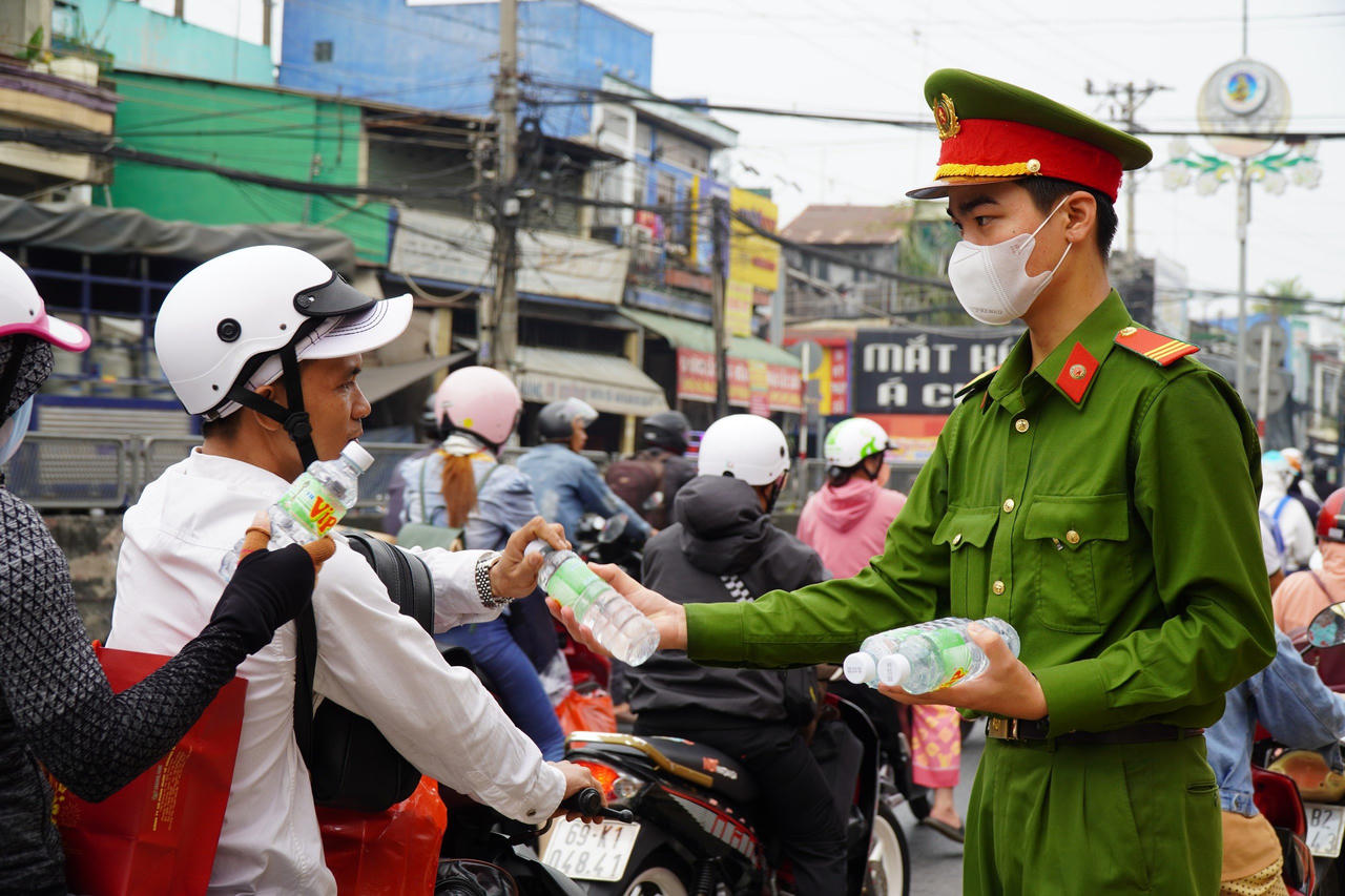 Tiền Giang tiếp sức hành trình về miền Tây đón Tết cho bà con