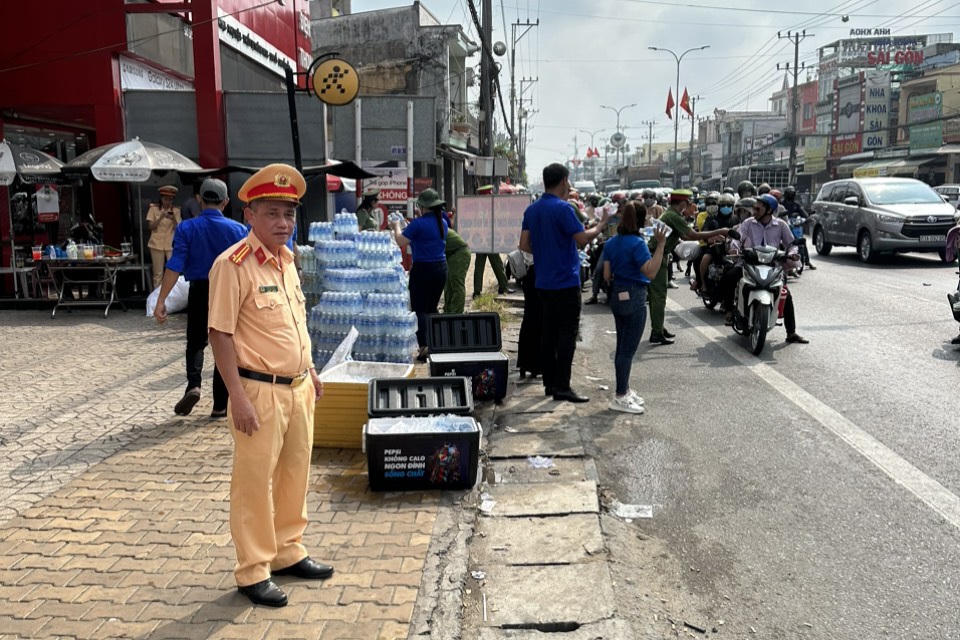 Tiền Giang tiếp sức hành trình về miền Tây đón Tết cho bà con