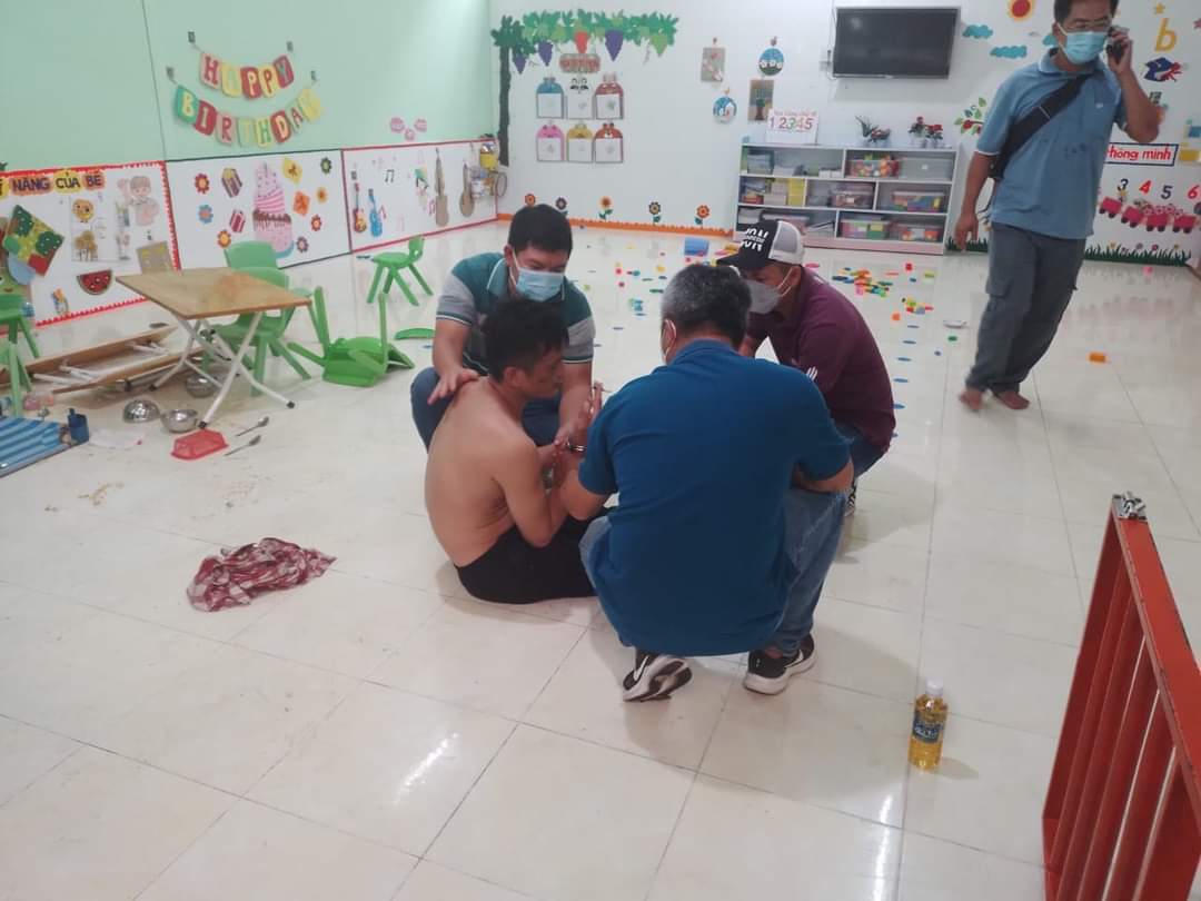 Bắt giữ người cầm dao uy hiếp trẻ em trường mầm non
