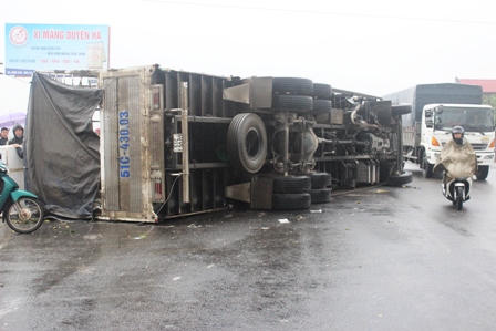 Xe cam lật trên Quốc lộ 1A, không ai “hôi của”