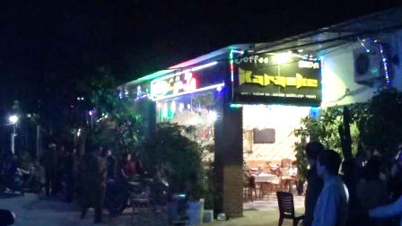 Nổ súng trong quán cà phê, hai thanh niên nhập viện