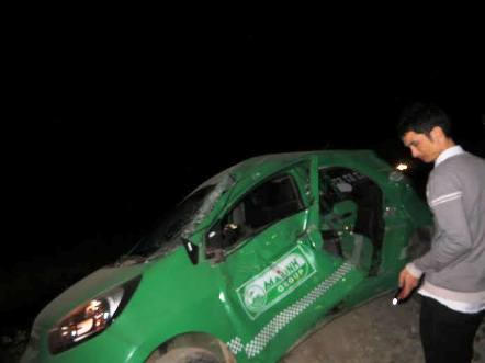 Tàu hỏa tông taxi văng xa 50m, 4 nạn nhân thoát chết