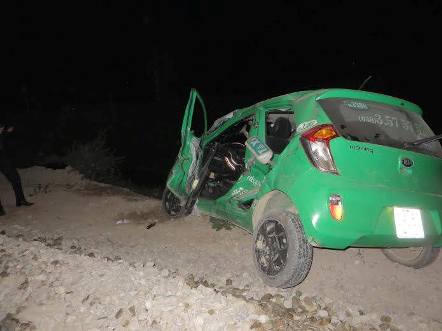 Tàu hỏa tông taxi văng xa 50m, 4 nạn nhân thoát chết