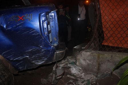 Băng qua đường sắt, ôtô con bị tàu hỏa tông khiến 2 người bị thương