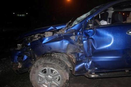 Băng qua đường sắt, ôtô con bị tàu hỏa tông khiến 2 người bị thương