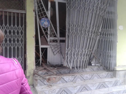 Ô tô bất ngờ lao vào nhà dân lúc nửa đêm