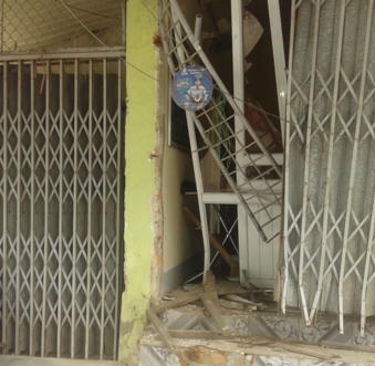 Ô tô bất ngờ lao vào nhà dân lúc nửa đêm