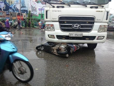 Hai cô gái tử vong dưới gầm xe tải