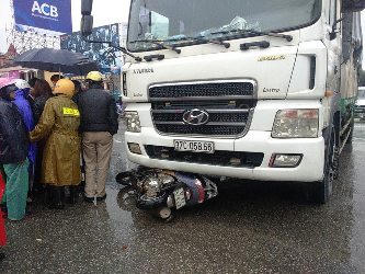 Hai cô gái tử vong dưới gầm xe tải