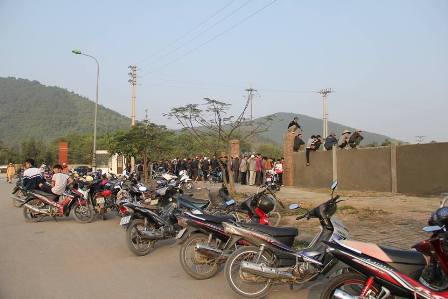 Gần 70 cảnh sát khống chế đám cháy tại khu công nghiệp