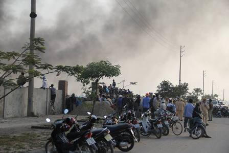 Gần 70 cảnh sát khống chế đám cháy tại khu công nghiệp